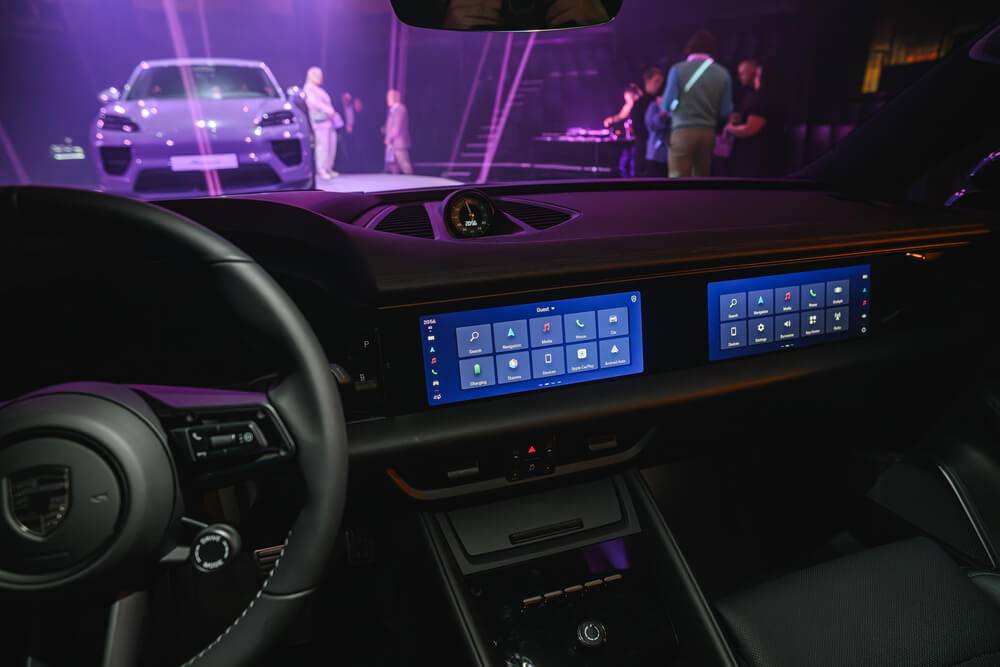 Rīgā prezentēti pirmie pilnībā elektriskie “Porsche” SUV – “Macan 4” un “Macan Turbo”