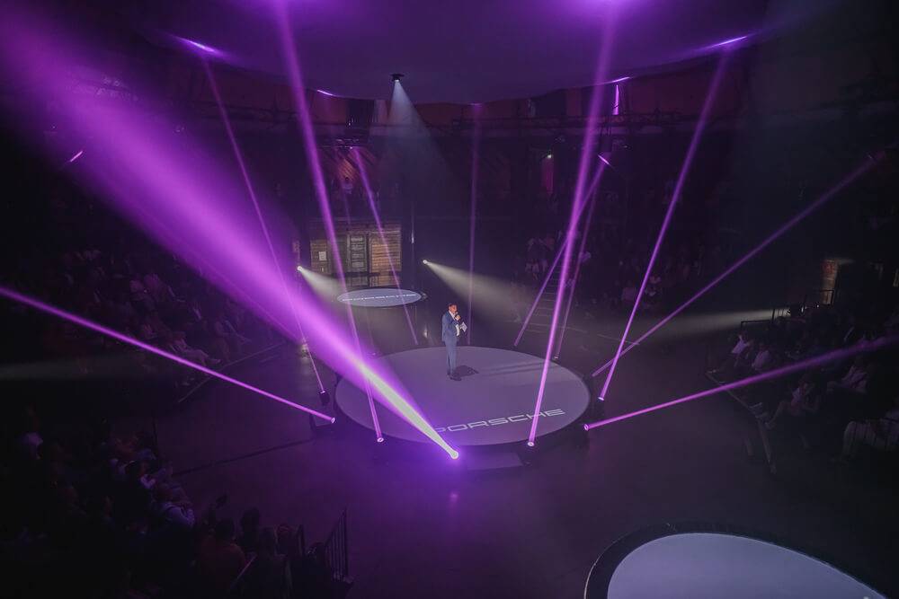 Rīgā prezentēti pirmie pilnībā elektriskie “Porsche” SUV – “Macan 4” un “Macan Turbo”