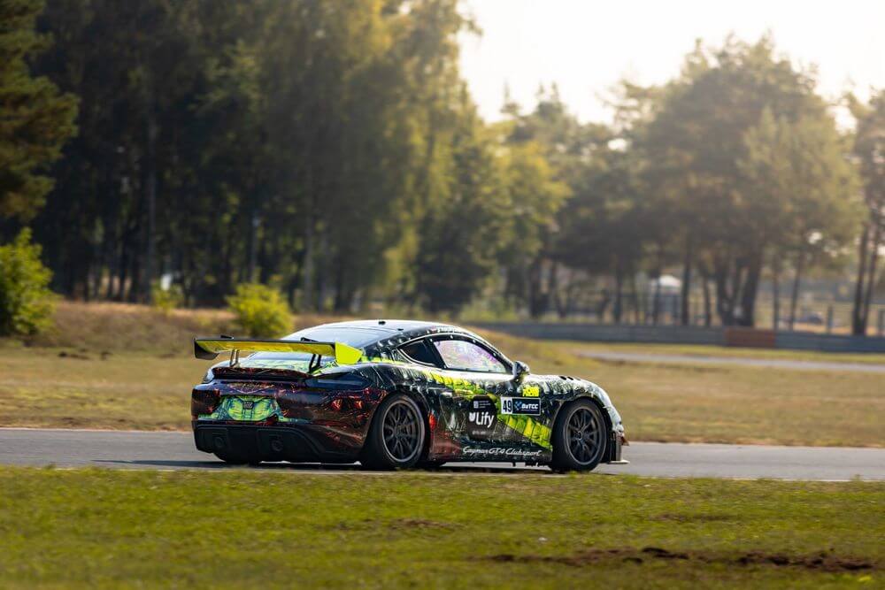 “Porsche Latvia Racing Team” izturības sacīkstēs Poznaņā izcīna uzvaru savā klasē, kopvērtējumā – piekto vietu 13 “Porsche Latvia Racing Team” izturības sacīkstēs Poznaņā izcīna uzvaru savā klasē, kopvērtējumā – piekto vietu
