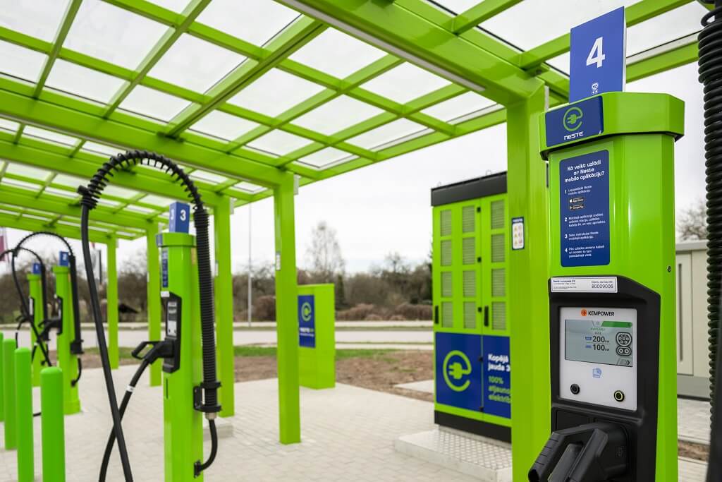 Neste atklāj jaunu elektroauto uzlādes staciju Pērnavā 