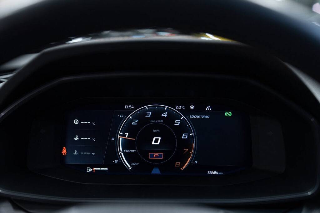 Odometru manipulācija: kā to atklāt un neiegādāties auto ar viltotu nobraukumu?