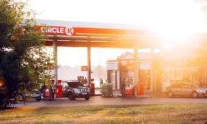 Circle K pielāgo degvielas miles+ sastāvu mūsdienu auto dzinēju prasībām