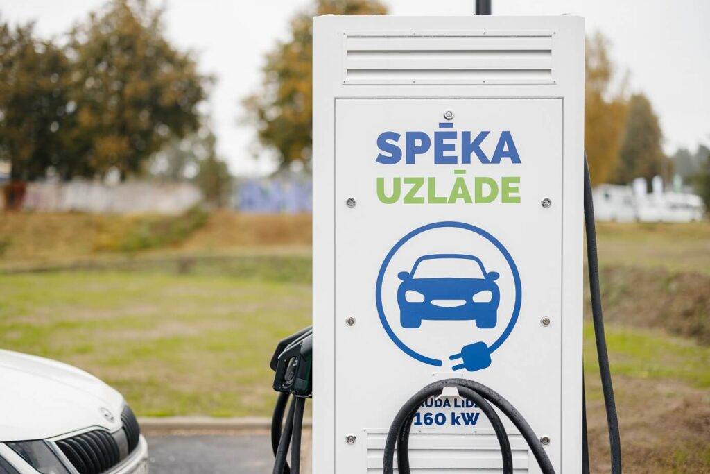 “Virši” ir pirmie, kas savās elektrouzlādes stacijās ievieš norēķinus par elektrouzlādi ar bankas kartēm un skaidrā naudā