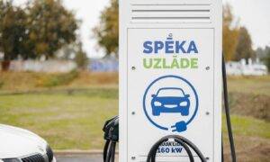 “Virši” ir pirmie, kas savās elektrouzlādes stacijās ievieš norēķinus par elektrouzlādi ar bankas kartēm un skaidrā naudā