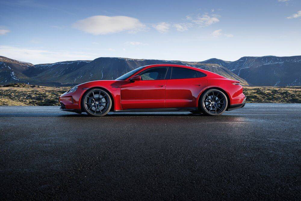 “Porsche” papildina “Taycan” otro paaudzi ar trīs jaunām modeļu versijām 12 “Porsche” papildina “Taycan” otro paaudzi ar trīs jaunām modeļu versijām