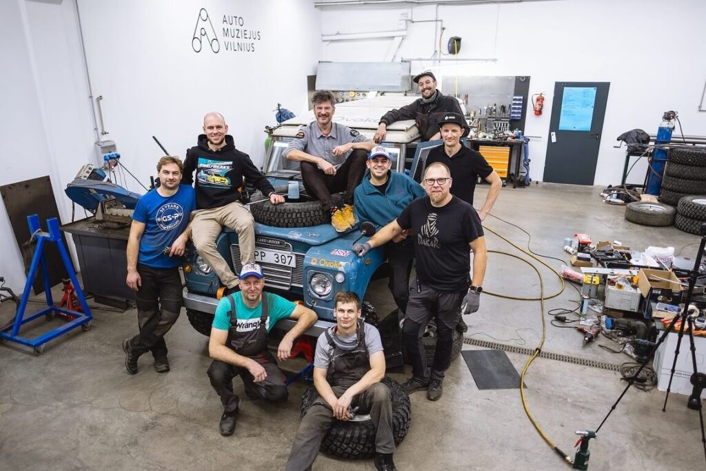 Lietuviešu autosportists Karolis Raišis Dakaras rallija smiltis iekaros ar 47 gadus vecu Defender 13 Lietuviešu autosportists Karolis Raišis Dakaras rallija smiltis iekaros ar 47 gadus vecu Defender