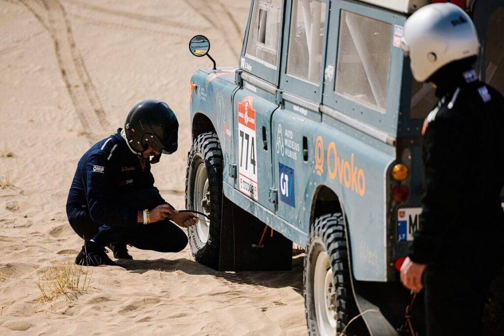 Lietuvietis Karolis Raišis ar vēsturisku Defender izcīna 3.vietu Dakaras rallija Classic ieskaitē 12 Lietuvietis Karolis Raišis ar vēsturisku Defender izcīna 3.vietu Dakaras rallija Classic ieskaitē