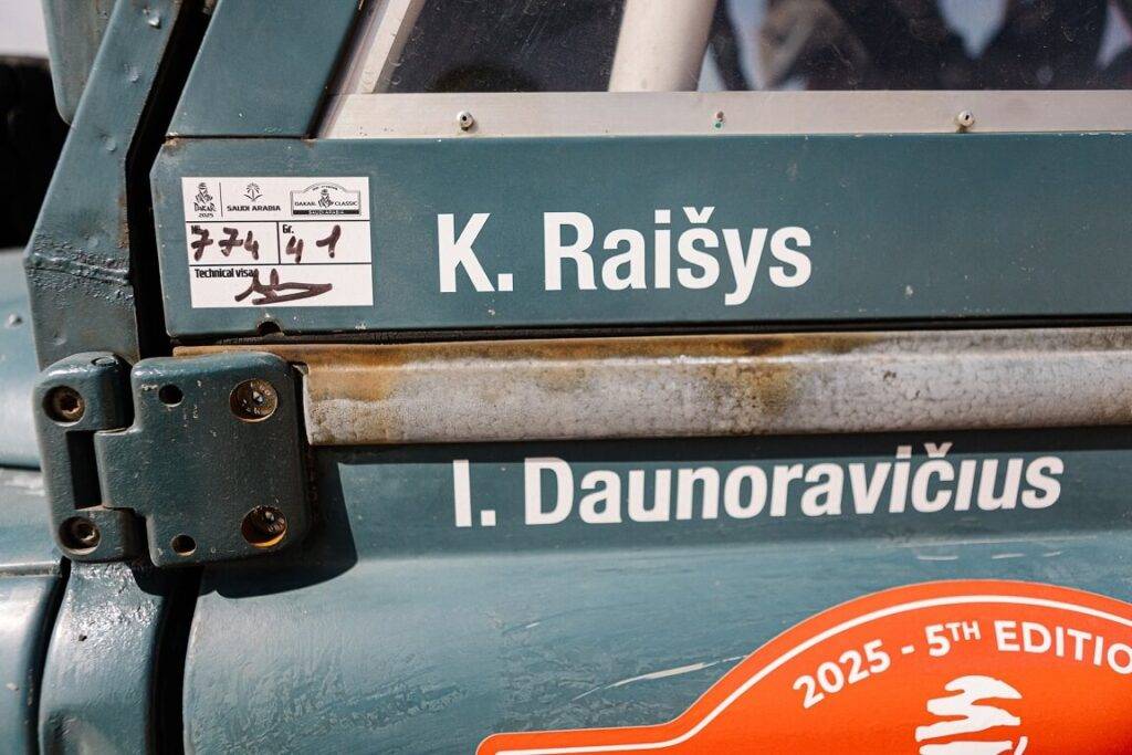 Lietuvietis Karolis Raišis ar vēsturisku Defender izcīna 3.vietu Dakaras rallija Classic ieskaitē 13 Lietuvietis Karolis Raišis ar vēsturisku Defender izcīna 3.vietu Dakaras rallija Classic ieskaitē