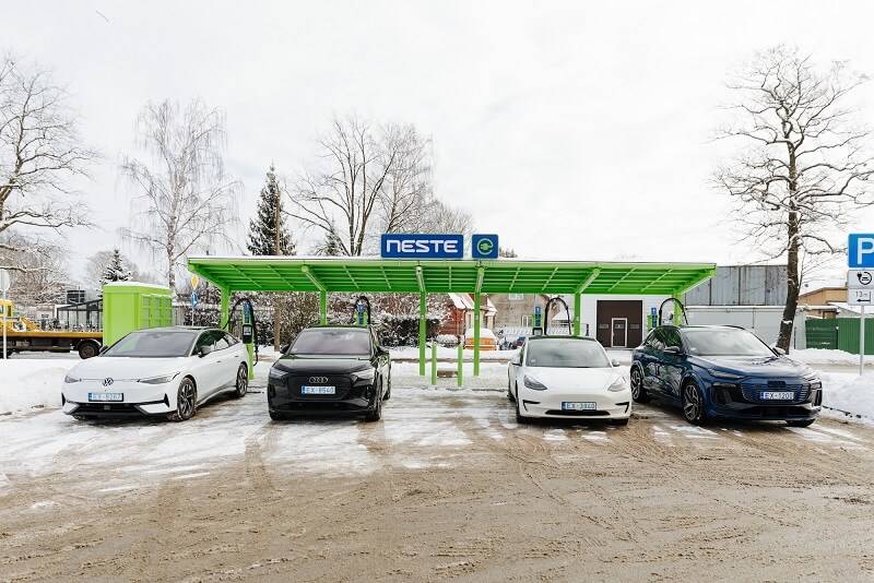 Neste atklāj trešo atjaunojamās elektrības uzlādes staciju Latvijā