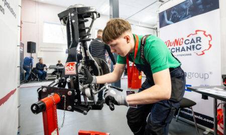 Klāt konkursa “Jaunais automehāniķis 2025” Latvijas fināls; remontēs 12 “stacijās” vienlaicīgi