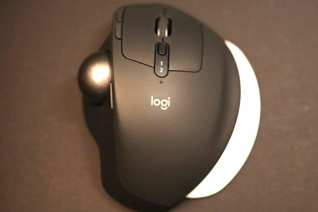 Datorpeles Logitech MX ERGO S apskats: Efektīvs risinājums plaukstas slodzes samazināšanai 25 Datorpeles Logitech MX ERGO S apskats
