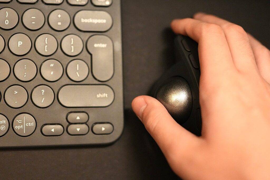 Datorpeles Logitech MX ERGO S apskats: Efektīvs risinājums plaukstas slodzes samazināšanai 26 Datorpeles Logitech MX ERGO S apskats