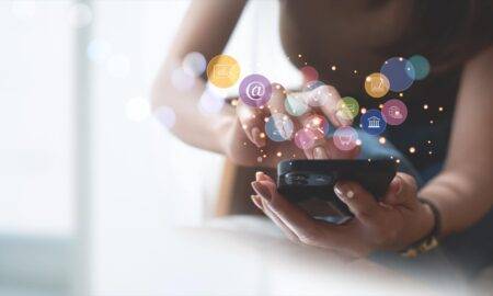 Jaunie digitālie laiki: kāpēc cilvēki, pērkot auto, arvien biežāk veras tālrunī?