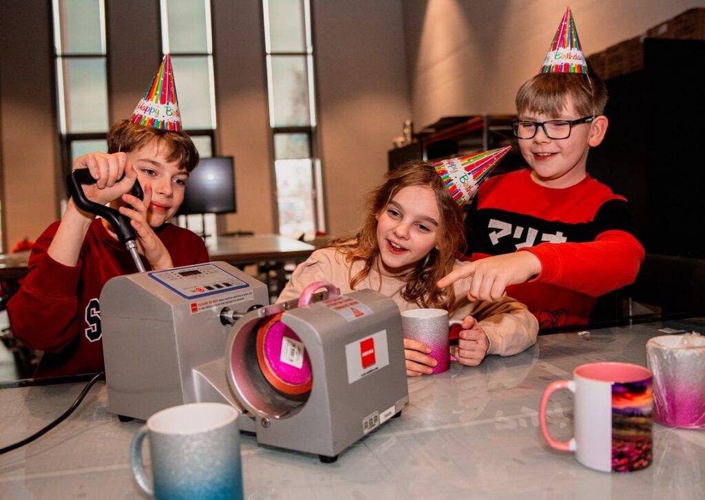 Dzimšanas dienas ballīte ar aizraujošiem eksperimentiem VIZIUM laboratorijā 8 Dzimšanas dienas ballīte ar aizraujošiem eksperimentiem VIZIUM laboratorijā