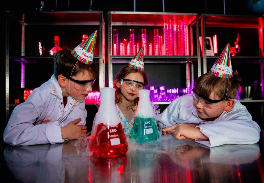 Dzimšanas dienas ballīte ar aizraujošiem eksperimentiem VIZIUM laboratorijā 7 Dzimšanas dienas ballīte ar aizraujošiem eksperimentiem VIZIUM laboratorijā