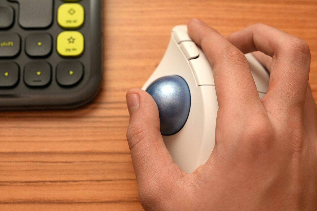 Logitech Ergo M575 datorpeles apskats – vai spēks ir bumbās 17 Logitech Ergo M575 datorpeles apskats