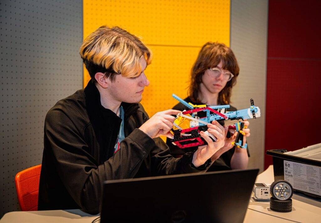 No skolas sola uz interaktīvu piedzīvojumu – ekskursijā uz zinātnes centru VIZIUM 10 No skolas sola uz interaktīvu piedzīvojumu – ekskursijā uz zinātnes centru VIZIUM