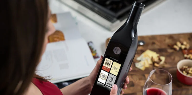 Vīns kapsulās: pudele, kas parāda, cik daudz atlicis