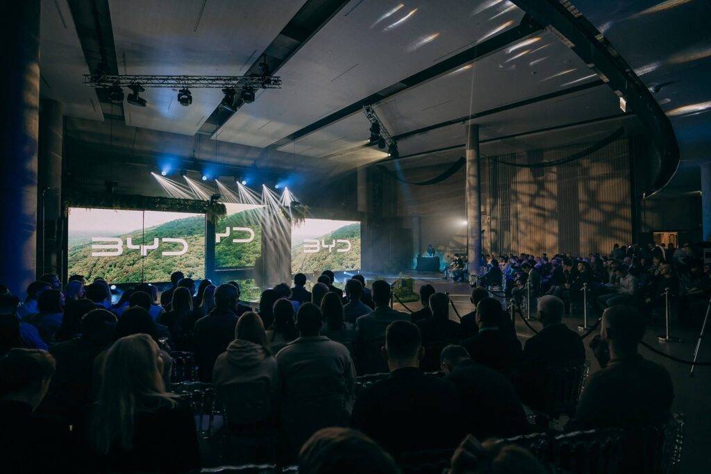 Ar iespaidīgu šovu un testa braucieniem Mežaparkā atzīmēta BYD zīmola ienākšanu Latvijā un jaunā SEALION 7 modeļa pirmizrāde 15 Ar iespaidīgu šovu un testa braucieniem Mežaparkā atzīmēta BYD zīmola ienākšanu Latvijā un jaunā SEALION 7 modeļa pirmizrāde