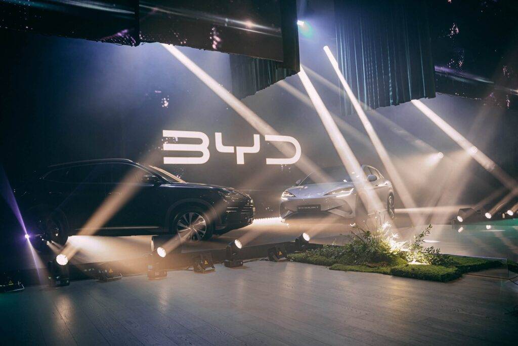 Ar iespaidīgu šovu un testa braucieniem Mežaparkā atzīmēta BYD zīmola ienākšanu Latvijā un jaunā SEALION 7 modeļa pirmizrāde 9 Ar iespaidīgu šovu un testa braucieniem Mežaparkā atzīmēta BYD zīmola ienākšanu Latvijā un jaunā SEALION 7 modeļa pirmizrāde