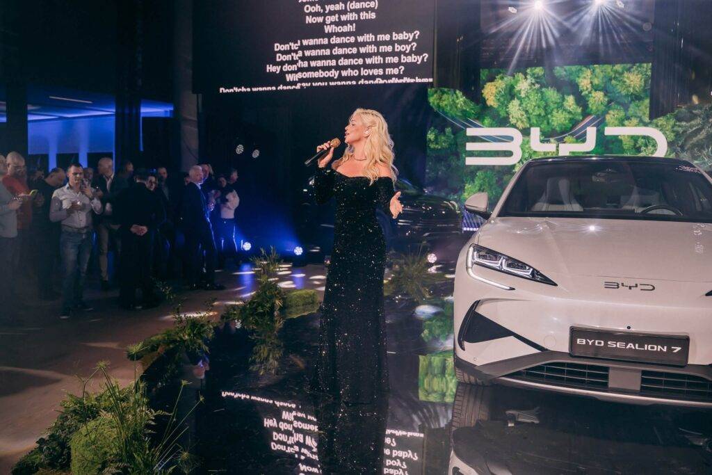 Ar iespaidīgu šovu un testa braucieniem Mežaparkā atzīmēta BYD zīmola ienākšanu Latvijā un jaunā SEALION 7 modeļa pirmizrāde 11 Ar iespaidīgu šovu un testa braucieniem Mežaparkā atzīmēta BYD zīmola ienākšanu Latvijā un jaunā SEALION 7 modeļa pirmizrāde