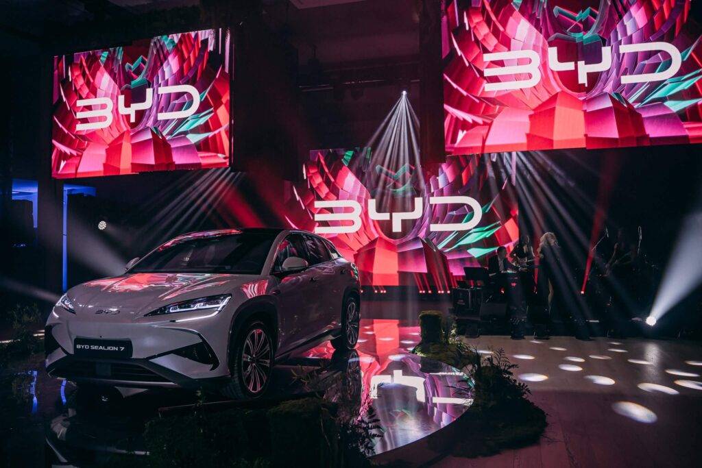 Ar iespaidīgu šovu un testa braucieniem Mežaparkā atzīmēta BYD zīmola ienākšanu Latvijā un jaunā SEALION 7 modeļa pirmizrāde 12 Ar iespaidīgu šovu un testa braucieniem Mežaparkā atzīmēta BYD zīmola ienākšanu Latvijā un jaunā SEALION 7 modeļa pirmizrāde