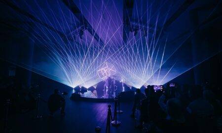 Ar iespaidīgu šovu un testa braucieniem Mežaparkā atzīmēta BYD zīmola ienākšanu Latvijā un jaunā SEALION 7 modeļa pirmizrāde