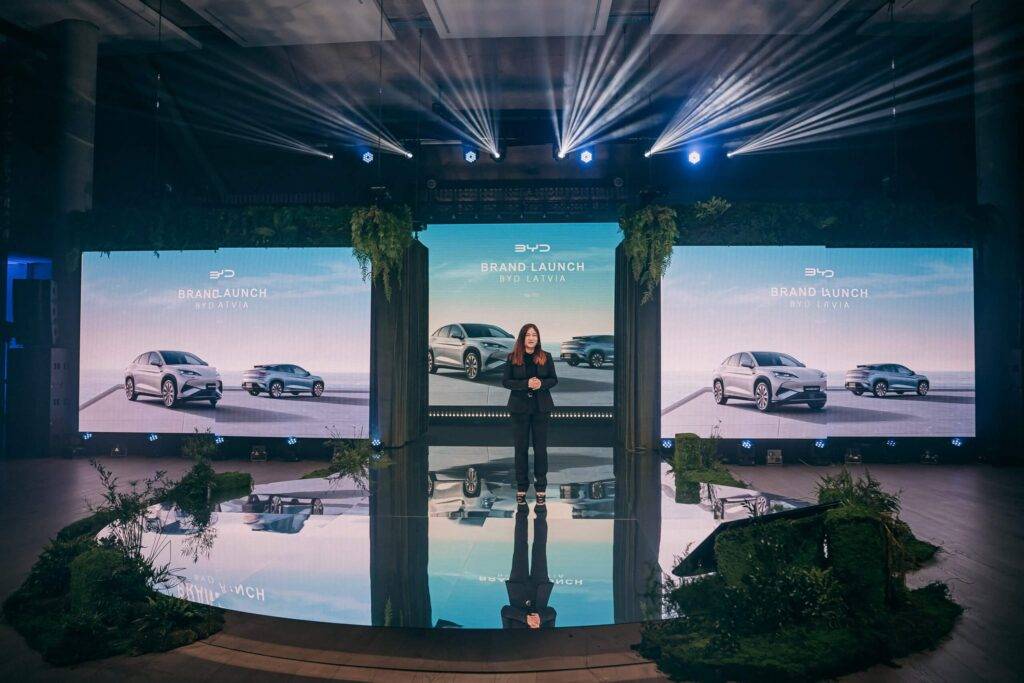 Ar iespaidīgu šovu un testa braucieniem Mežaparkā atzīmēta BYD zīmola ienākšanu Latvijā un jaunā SEALION 7 modeļa pirmizrāde 13 Ar iespaidīgu šovu un testa braucieniem Mežaparkā atzīmēta BYD zīmola ienākšanu Latvijā un jaunā SEALION 7 modeļa pirmizrāde