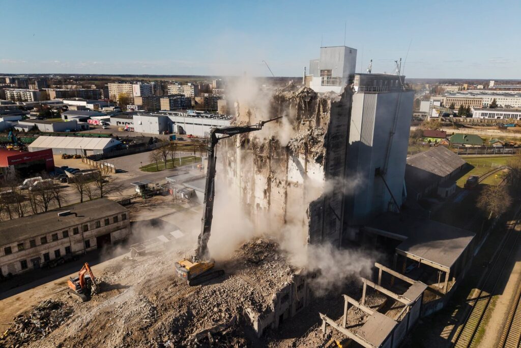 Latvieši demontē sarežģītu industriālu projektu Lietuvā (Foto) 9 Latvieši demontē sarežģītu industriālu projektu Lietuvā