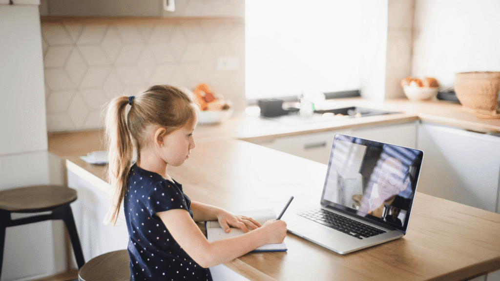 Aptauja: Bērni brīvdienās ekrānos pavada divreiz ilgāku laiku