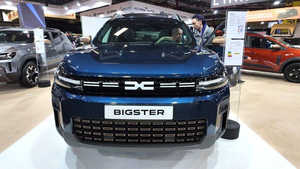 “Dacia Bigster” pirmizrāde autoindustrijas izstādē Auto 2025 (Video) 14 mild hybrid-G 140 dzinējs var darboties gan ar benzīnu, gan sašķidrināto naftas gāzi (LPG). Šāds automobilis ir aprīkots ar divām degvielas tvertnēm. Bigster pirmo reizi piedāvā 1,2 litru trīscilindru turbodzinēju, kas apvieno divu degvielu (benzīns un LPG) un 48 voltu vieglā hibrīda sistēma