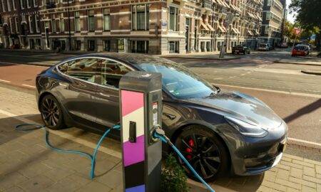 Elektroauto Latvijas uzņēmumos izvēlas tikai ārēju faktoru dēļ, saka eksperts