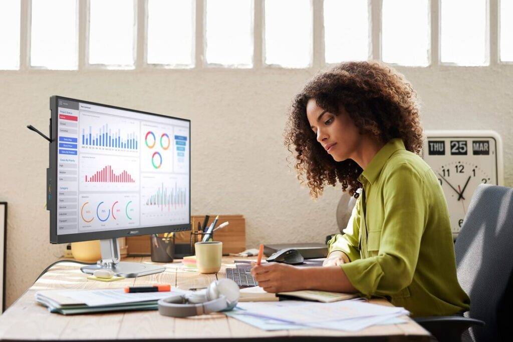 Philips Monitors piedāvā visaptverošus displeja risinājumus hibrīda darba vidēm