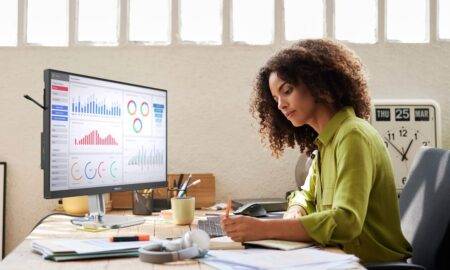 Philips Monitors piedāvā visaptverošus displeja risinājumus hibrīda darba vidēm