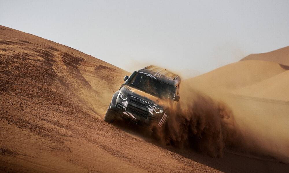 Defender pabeidz pirmo rallijreida prototipa testu un piesaista Dakāras rallija leģendu