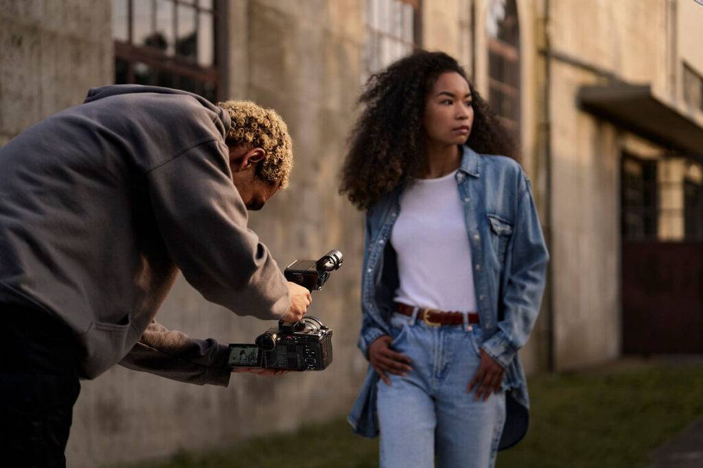 FX2 kompaktā kamera paplašina Cinema Line daudzveidību