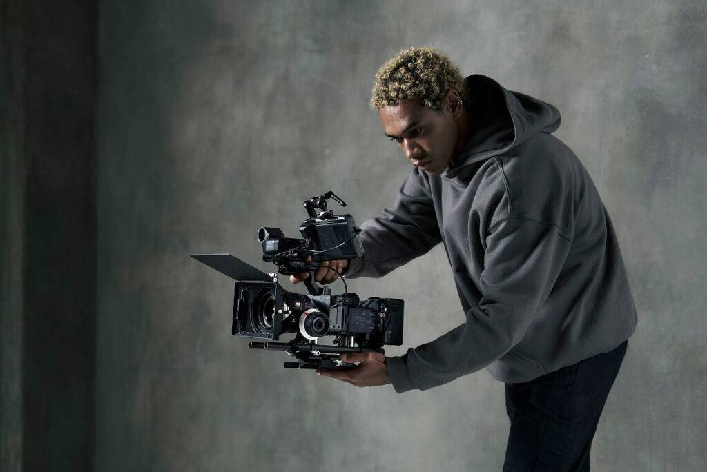 FX2 kompaktā kamera paplašina Cinema Line daudzveidību