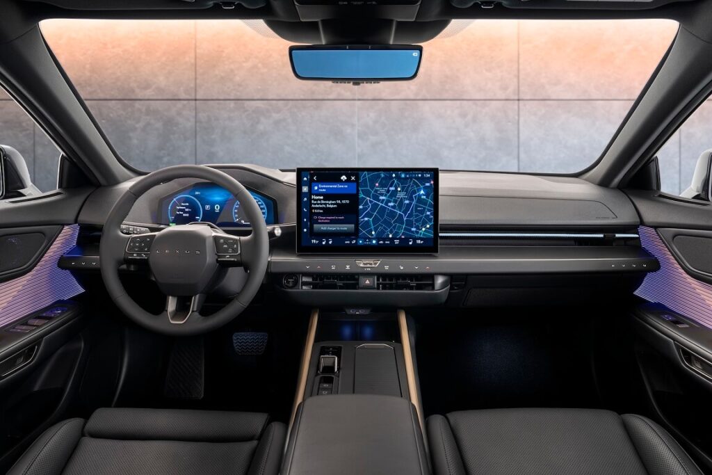 “Lexus” prezentē jaunās paaudzes ES 15 “Lexus” prezentē jaunās paaudzes ES