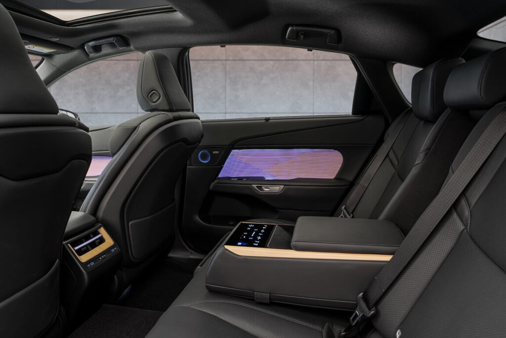 “Lexus” prezentē jaunās paaudzes ES 16 “Lexus” prezentē jaunās paaudzes ES