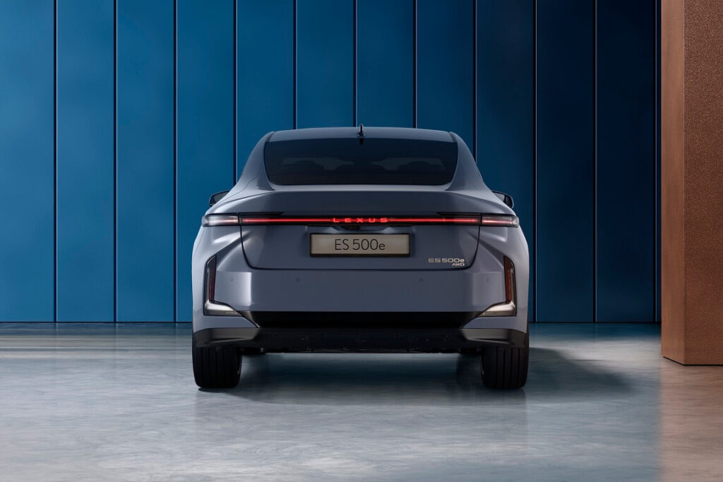 “Lexus” prezentē jaunās paaudzes ES 14 Lexus ES 500e