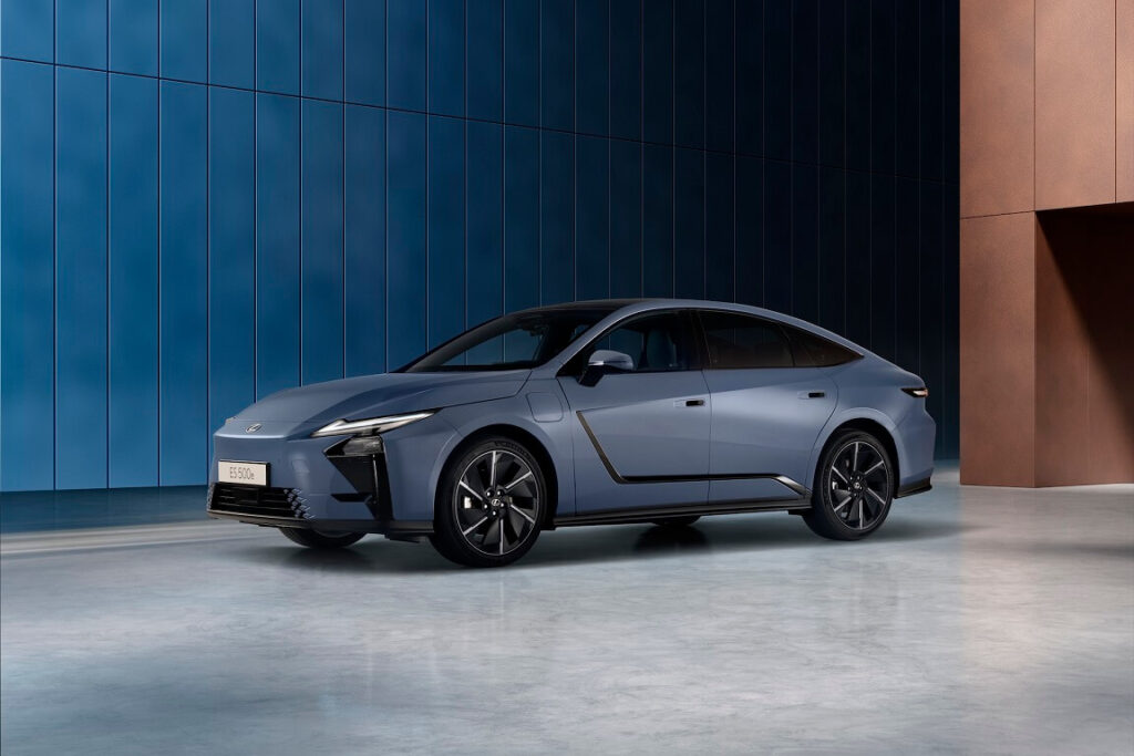 “Lexus” prezentē jaunās paaudzes ES 12 “Lexus” prezentē jaunās paaudzes ES