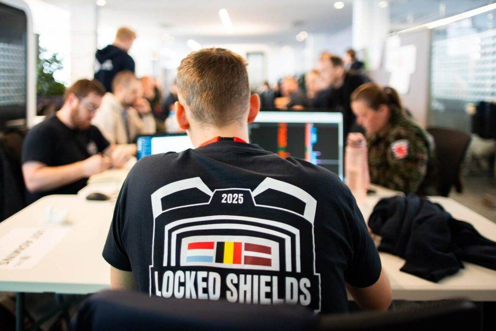 Latvijas komanda jau trešo gadu pēc kārtas ierindojas pasaules labāko pieciniekā "Locked Shields" mācībās 10 Latvijas komanda jau trešo gadu pēc kārtas ierindojas pasaules labāko pieciniekā "Locked Shields" mācībās