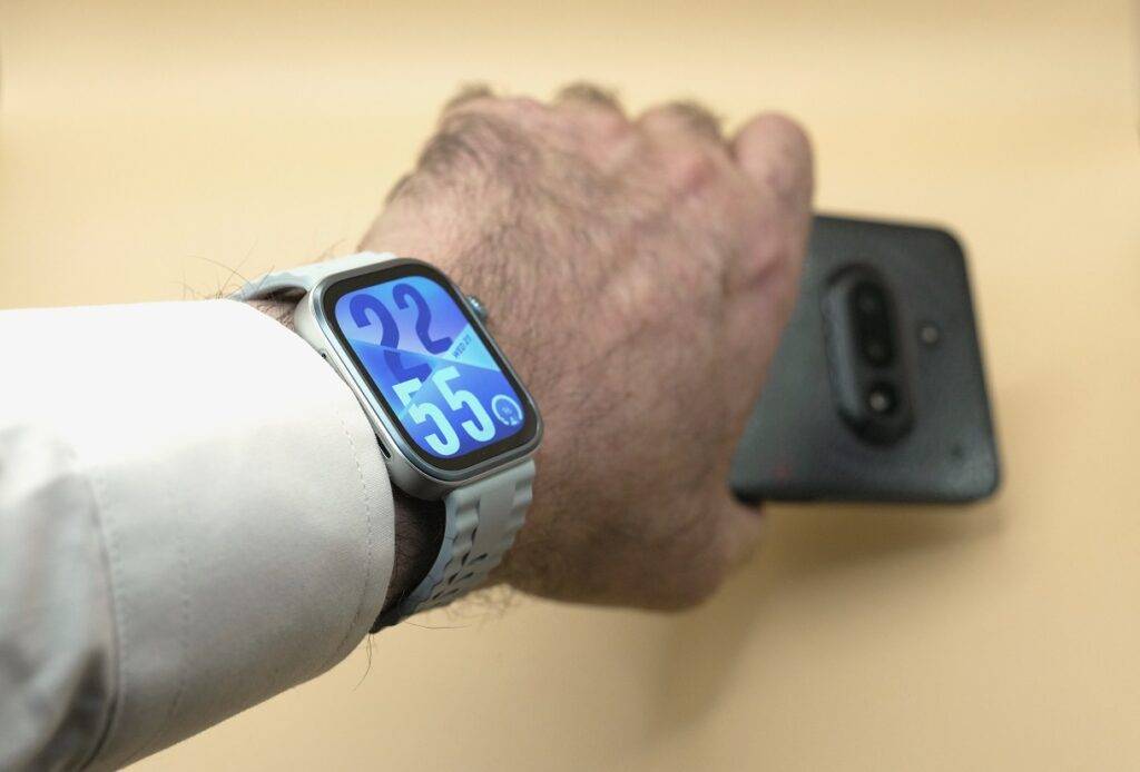 Kam vislabāk der Huawei Watch Fit 4 Pro? 🎽 Aktīvajam dzīvesveidam piekritējs Ja tev patīk skriet, trenēties zālē, braukt ar riteni vai vienkārši būt kustībā – šis pulkstenis būs kā tavs treniņu partneris. Ar vairāk nekā 100 sporta režīmiem, GPS un detalizētiem datiem par aktivitātēm, tas palīdzēs sekot progresam bez liekas piepūles. 💼 Aizņemtam pilsētniekam Darbs, sapulces, satiksme un vēl desmit citi pienākumi. Šis pulkstenis ļauj ātri pārskatīt ziņojumus, atbildēt uz zvaniem (Android ierīcēs), skatīt kalendāru un uzturēt kārtību dienas grafikā – viss no rokas locītavas, bez nepieciešamības pastāvīgi ķerties pie telefona. 🛌 Veselības un miega entuziastam Ja tevi interesē miega kvalitāte, stresa līmenis, skābekļa piesātinājums asinīs vai pat sirds veselība (ar EKG un artēriju stīvuma novērtējumu), Fit 4 Pro piedāvā gandrīz klīniska līmeņa datus pieejamā un saprotamā formātā. 🎨 Stilam pieskaņotājam Tiem, kuri pulksteni uztver kā modes aksesuāru, šis modelis piedāvā izsmalcinātu dizainu, divas gaumīgas krāsu kombinācijas un plānu, vieglu korpusu, kas izskatās lieliski gan pie sporta apģērba, gan pie krekla. 📱 Tehnoloģiju mīļotājam bez kompromisiem Ja meklē ierīci, kurā apvienojas MI algoritmi, veselības uzraudzība, ilgs akumulatora darbības laiks un pārdomāta lietotāja saskarne – šis pulkstenis ir īsts mazais flagmanis uz rokas.