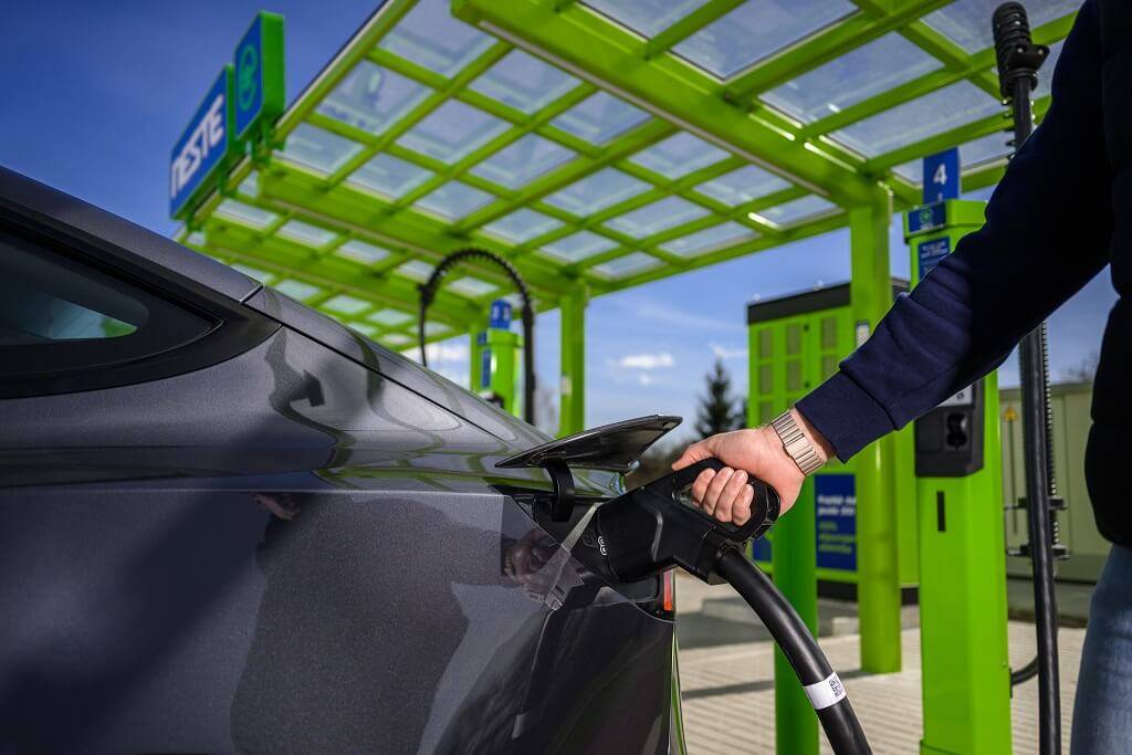 Neste atklāj ceturto lieljaudas elektrības uzlādes staciju Latvijā 5 Neste atklāj ceturto lieljaudas elektrības uzlādes staciju Latvijā