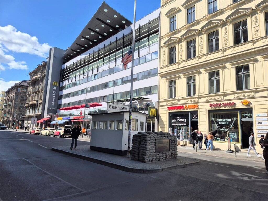 “Berlīne, kafija un tehnoloģiju mirdzums” jeb kā mēs nokļuvām līdz Huawei launch ar garšu un stilu 17 Čārlija kontrolpunkts