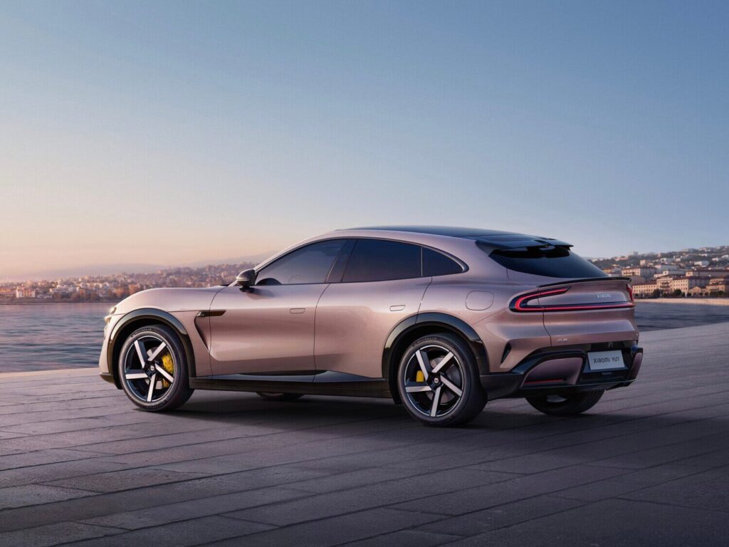 Jaunums elektromobiļu tirgū: SUV “Xiaomi YU7” ar vienu uzlādi spēj nobraukt līdz pat 835 kilometriem