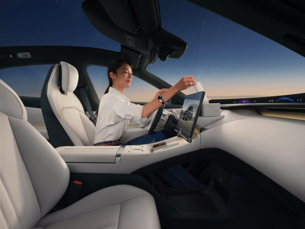 Jaunums elektromobiļu tirgū: SUV “Xiaomi YU7” ar vienu uzlādi spēj nobraukt līdz pat 835 kilometriem