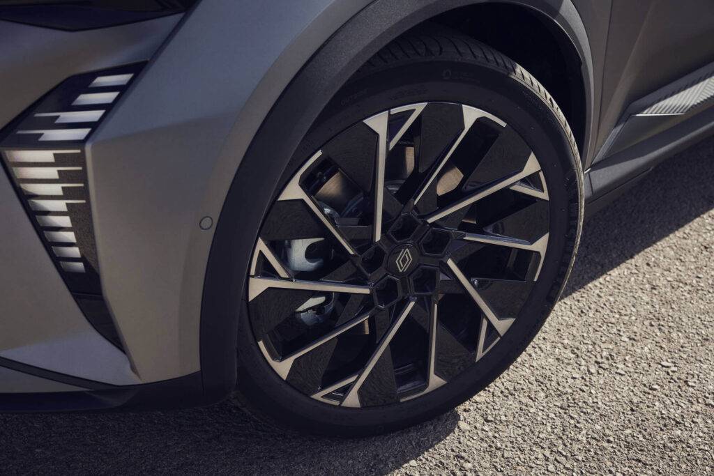 SCENIC E-TECH ELECTRIC – jaunas funkcijas, kas dzīvi elektroautomobilī padara vienkāršāku un daudz patīkamāku 23 SCENIC E-TECH ELECTRIC