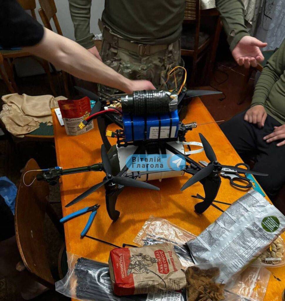 Ukraina ir īstenojusi līdz šim iespaidīgākos dronu triecienus pa Krievijas aviobāzēm (Video) Papildināts 6 Tiek ziņots, ka šādi izskatās viens no Ukrainas FPV droniem, kas šodien mērķēja uz Krievijas aviācijas bāzēm