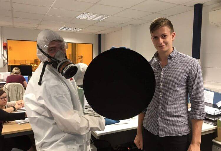 Ar pasaulē melnāko krāsu noklāts aplis. Foto avots: IFL Science